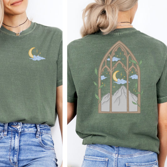 Fantasy Premium T-Shirt in grün mit kleinem Motiv vorne und farbigem Fenster-Backprint. (Moss) 
