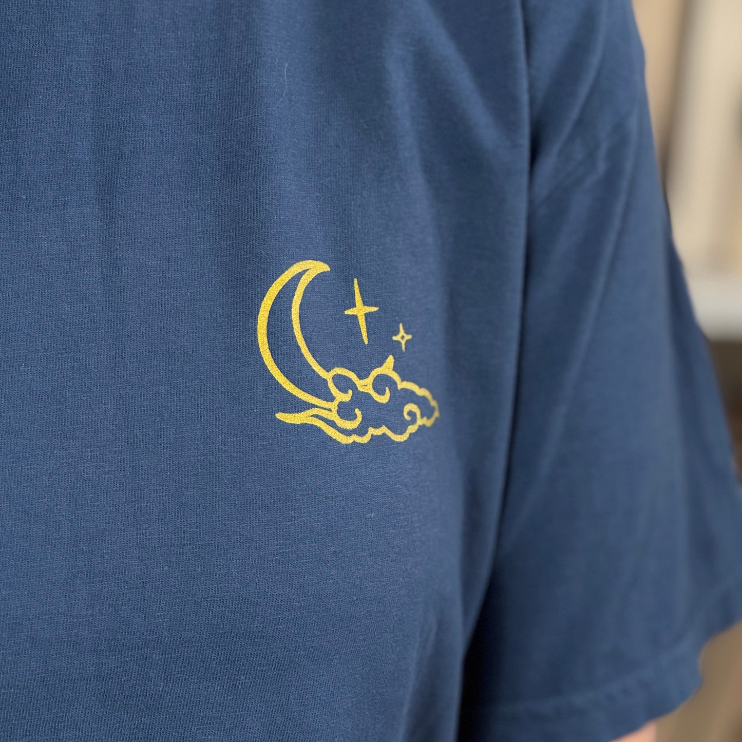 Fantasy Premium T-Shirt in blau mit kleinem Motiv vorne aus Mond und Wolke. Detailansicht. (Midnight)