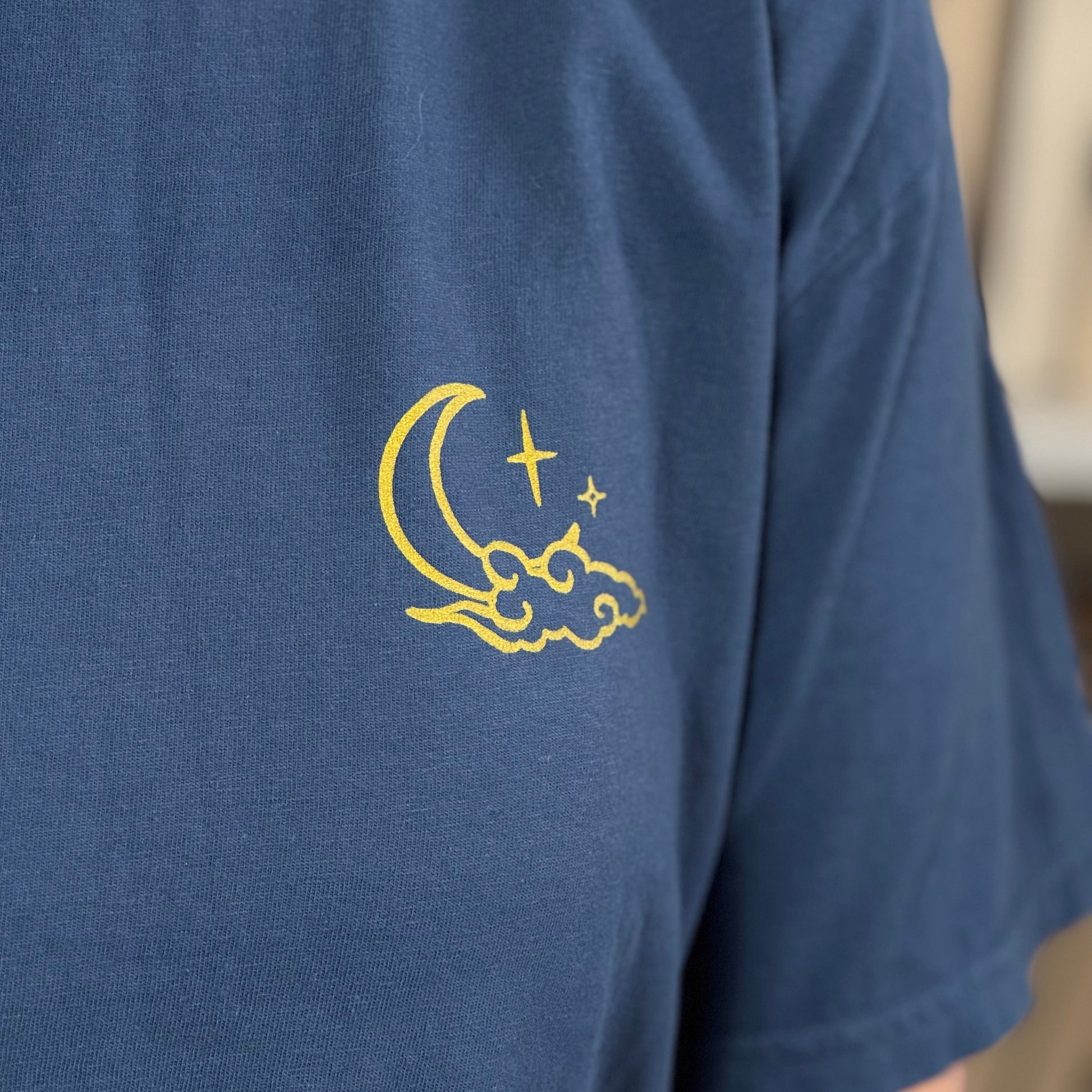 Fantasy Premium T-Shirt in blau mit kleinem Motiv vorne aus Mond und Wolke. Detailansicht. (Midnight)