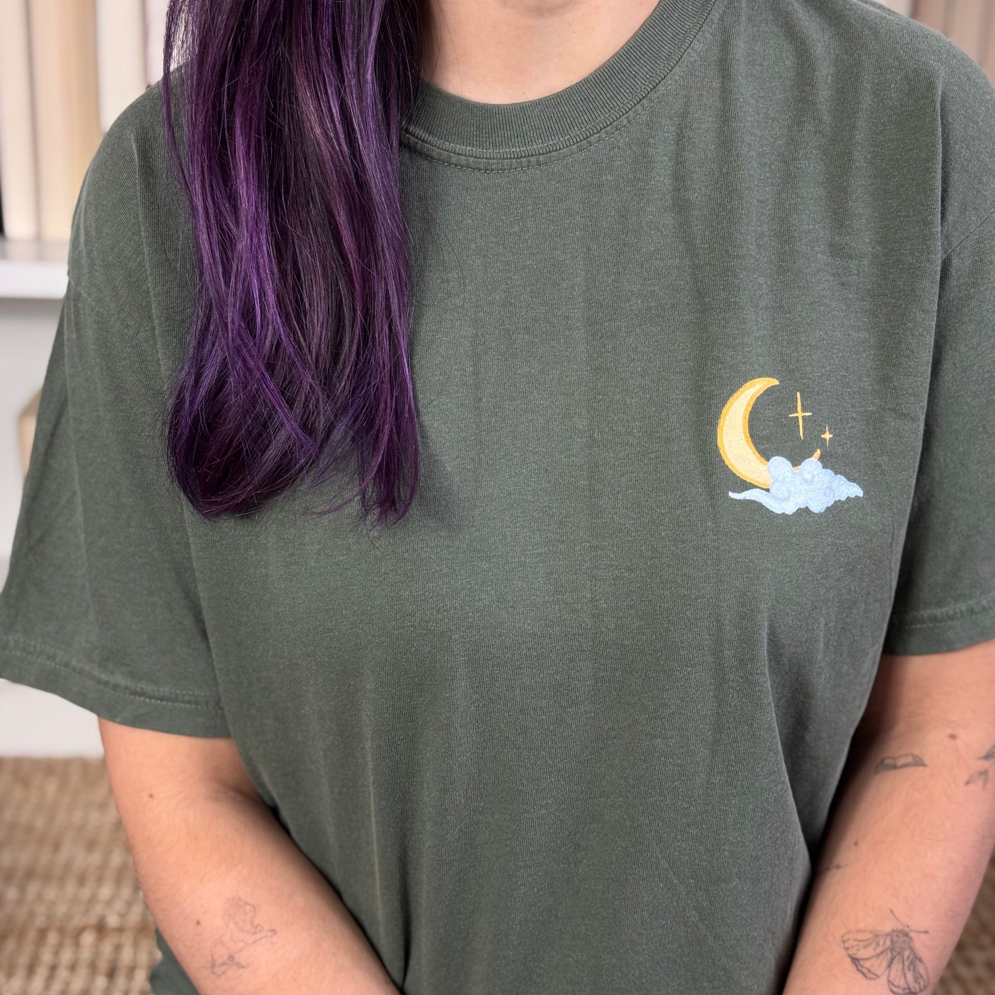 Fantasy Premium T-Shirt in grün mit kleinem Motiv vorne aus Mond und Wolke. 