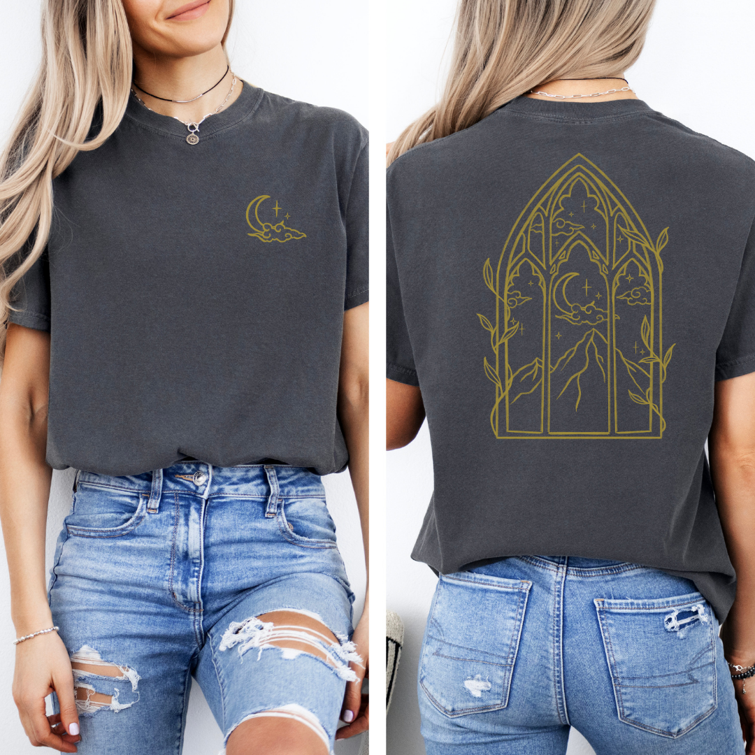 Fantasy Premium T-Shirt in grau mit kleinem Motiv vorne und großem Fenster-Backprint mit Mond und Bergen. (Pepper)
