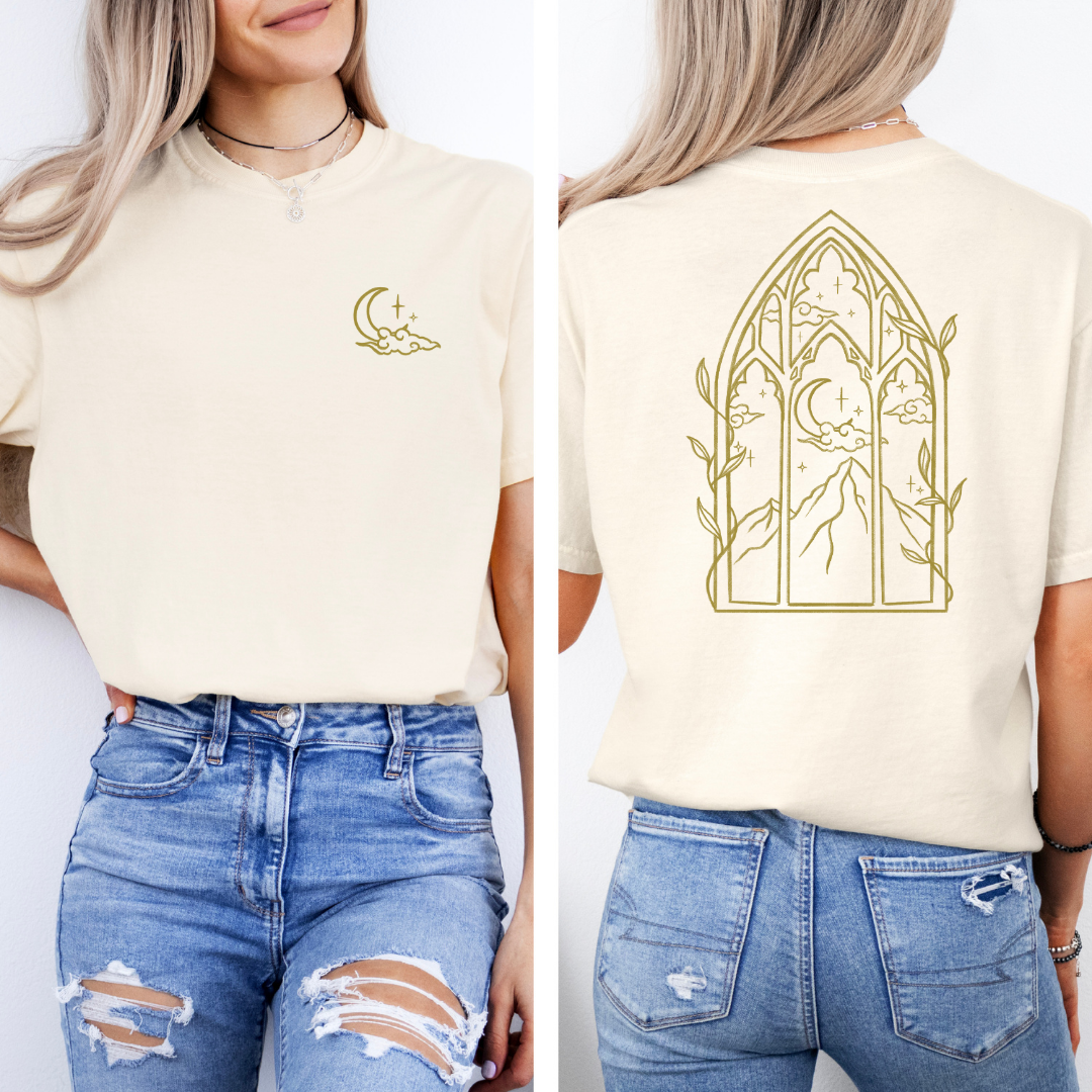 Fantasy Premium T-Shirt in beige mit kleinem Motiv vorne und großem Fenster-Backprint mit Mond und Bergen. (Ivory)