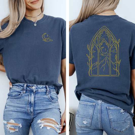 Fantasy Premium T-Shirt in blau mit kleinem Motiv vorne und großem Fenster-Backprint mit Mond und Bergen. (Midnight)