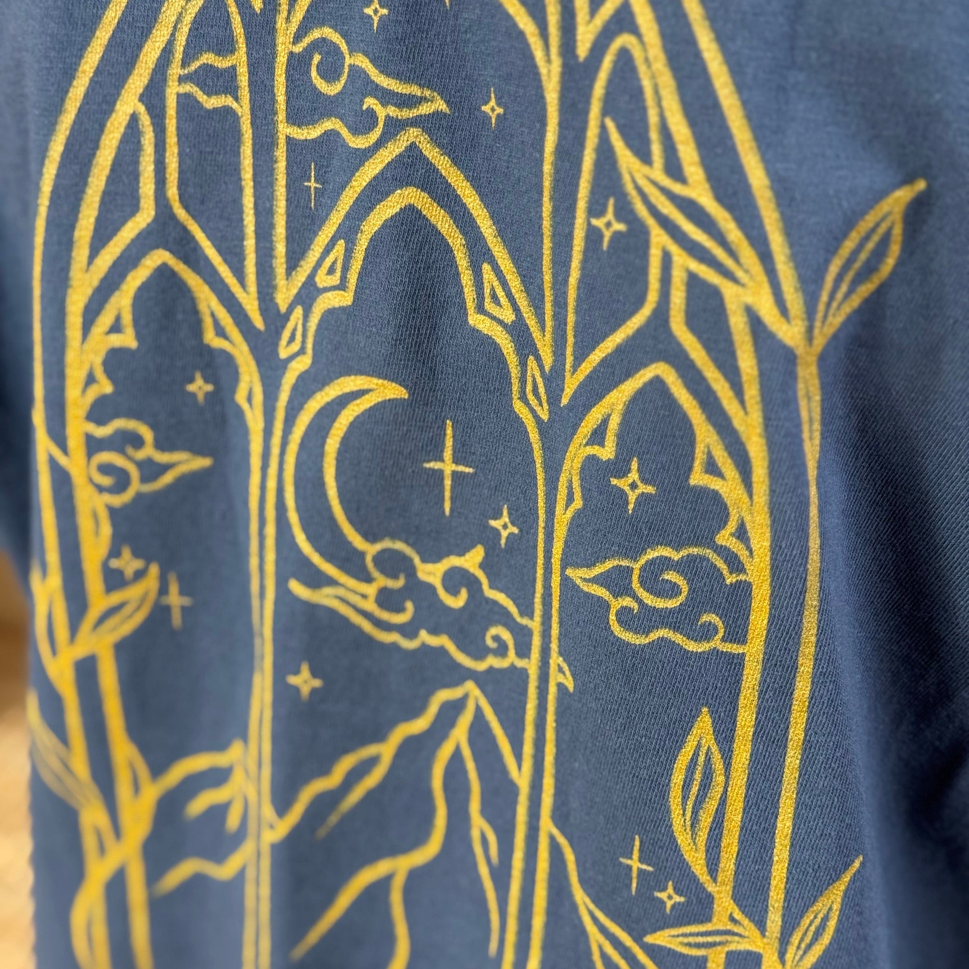 Fantasy Premium T-Shirt in blau mit  großem Fenster-Backprint mit Mond und Bergen. Detailansicht (Midnight)