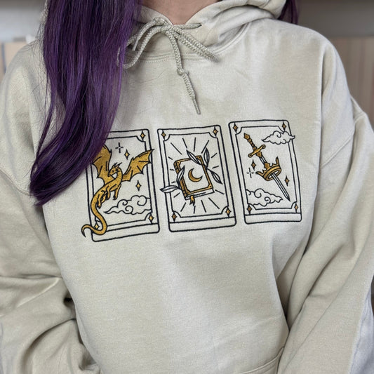 Fantasy Hoodie bestickt mit drei Tarotkarten im Fantasy-Design.