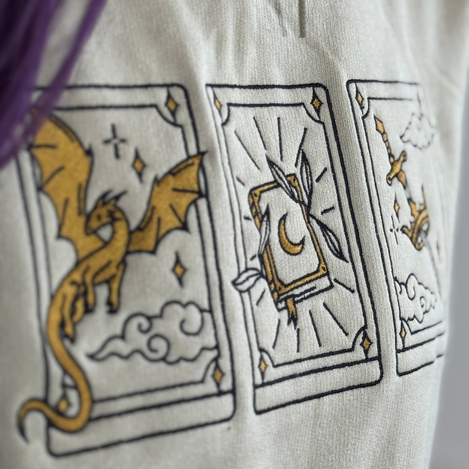 Detailansicht Fantasy Tarot bestickt mit drei Tarotkarten im Fantasy-Design