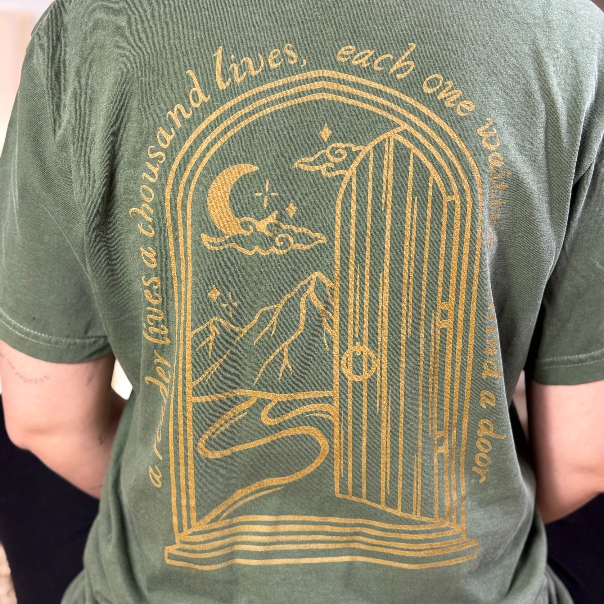 Fantasy T-Shirt mit großem Tür-Backprint mit Fantasy-Welt und Zitat in Hemp. 