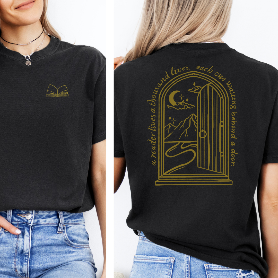 Fantasy T-Shirt mit kleinem Buch-Motiv vorne und großem Tür-Backprint mit Fantasy-Welt und Zitat in Black. 