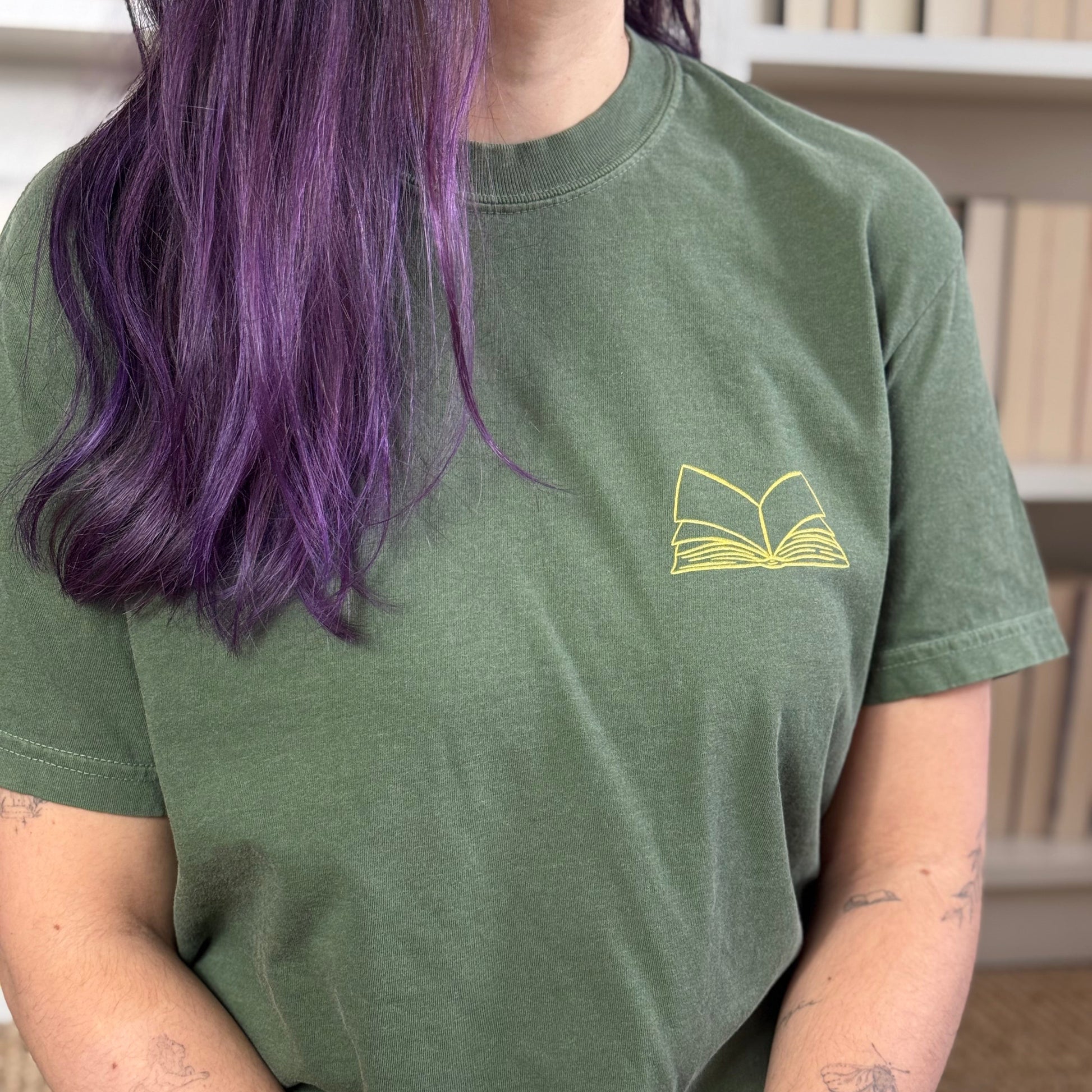 Fantasy T-Shirt mit kleinem Buch-Motiv vorne. 