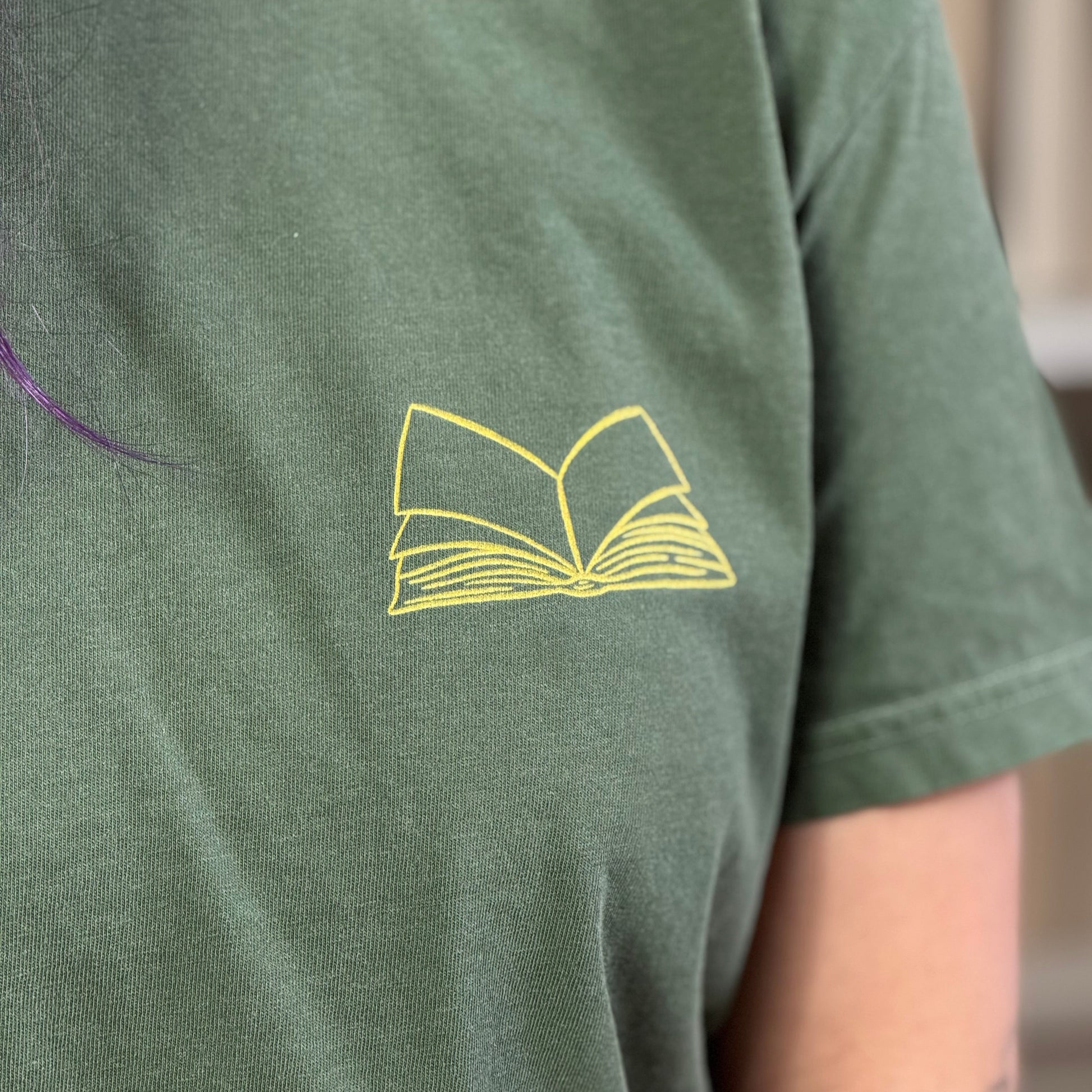 Fantasy T-Shirt mit kleinem Buch-Motiv vorne. Detailansicht. 