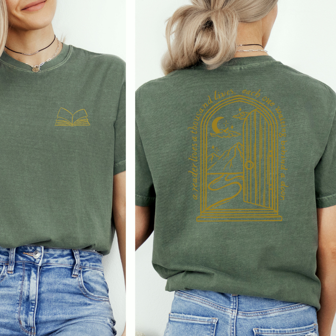 Fantasy T-Shirt mit kleinem Buch-Motiv vorne und großem Tür-Backprint mit Fantasy-Welt und Zitat in Hemp. 