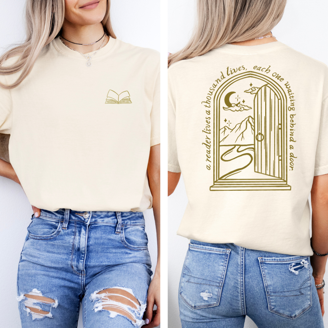 Fantasy T-Shirt mit kleinem Buch-Motiv vorne und großem Tür-Backprint mit Fantasy-Welt und Zitat in Ivory. 