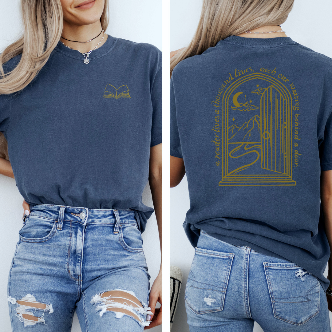 Fantasy T-Shirt mit kleinem Buch-Motiv vorne und großem Tür-Backprint mit Fantasy-Welt und Zitat in Midnight. 