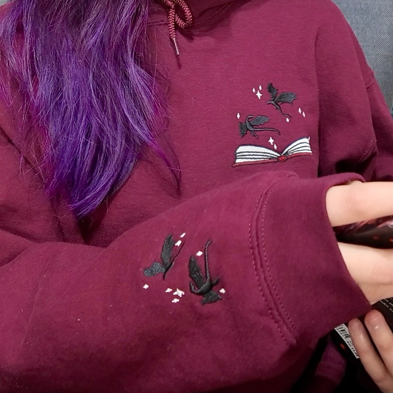 Hoodie | Bookish Dragons | bestickt I mit Ärmelstickerei