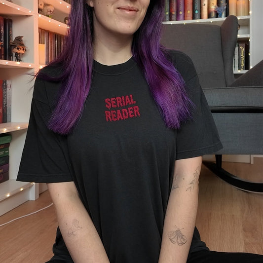 Serial Reader T-Shirt bestickt schwarz minimalistisch Bookish Merch