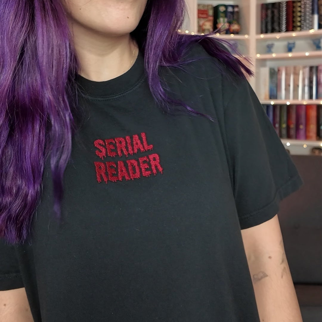 Bookish T-Shirt für Thriller Leser mit Stickerei Brustmotiv