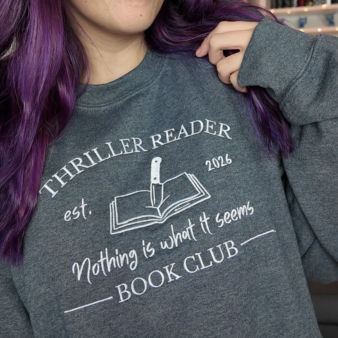 Bestickter Pullover für Thriller Leser mit Book Club Design